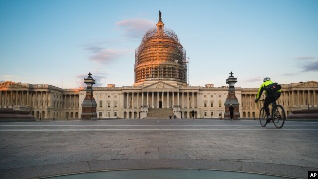 Các giàn giáo che phủ vòm bên ngoài của toà nhà trụ sở Quốc hội ở Washington, sáng sớm thứ Ba, 4/11/2014.