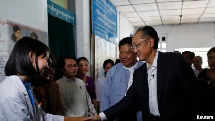 ကမၻာ့ဘဏ္အဖဲြ႔ဥကၠ႒ မစၥတာ Jim Yong Kim ေျမာက္ဒဂံုေဆး႐ံုသို႔ သြားေရာက္ခ်ိန္က ဆရာဝန္တစ္ဦးကို လက္ဆဲြႏႈတ္ဆက္စဥ္။(ဇန္နဝါရီ ၂၆၊ ၂၀၁၄)