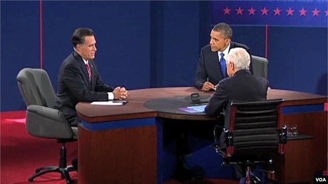 Shugaba Obama da abokin takararsa Mitt Romney a wani zaman muhawara da suka yi.