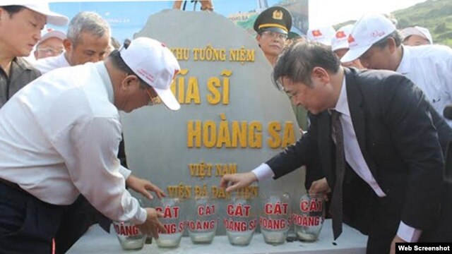 Lễ đặt viên đá đầu tiên khởi công xây Khu tưởng niệm Nghĩa sĩ Hoàng Sa' trên đảo Lý Sơn ở Quảng Ngãi