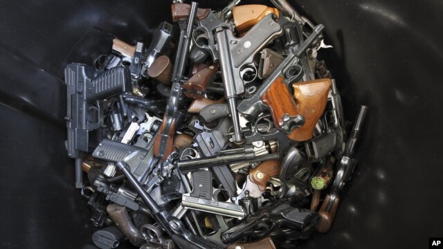 Las personas que devolvieron armas no requerían presentar identificación.