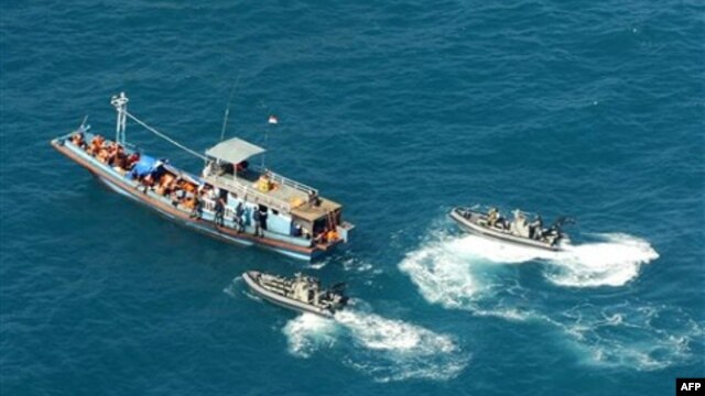 Hình do Bộ Nội vụ Australia cung cấp cho thấy tàu chở người tị nạn bị chặn bắt trong vùng biển phía bắc Australia.