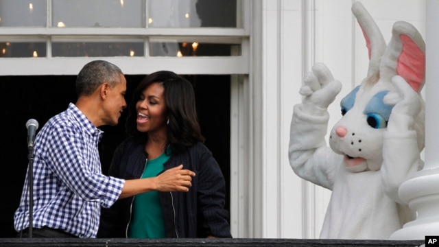 Tổng thống Obama và phu nhân trong một sự kiện nhân Lễ Phục sinh ở Nhà Trắng hôm 28/3. 