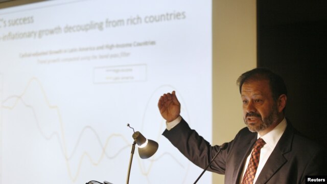 El ccuatoriano Augusto de la Torre, economista en jefe del Banco Mundial para América Latina y el Caribe, habla durante una conferencia en el Banco Central de Perú en Lima 15 de agosto 2011.