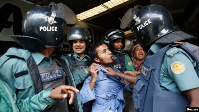 Công an bắt giữ một người đàn ông bị tình nghi là một nhà hoạt động của tổ chức Hồi giáo Hizb-ut cấm-Tahrir ở Dhaka.