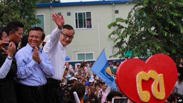 Lãnh tụ đối lập Sam Rainsy và phó Chủ tịch đảng Cứu Quốc Kem Sokha vẫy chào người ủng hộ tại Phnom Penh.