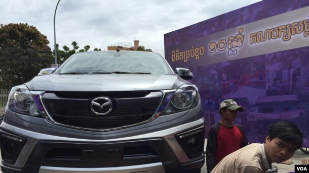 មែរ៖ រថយន្តទំនើបម៉ាក Mazda ដាក់តាំងបង្ហាញនៅមុខទីស្នាក់កណ្តាល គណបក្សសម្ព័ន្ធដើម្បីប្រជាធិបតេយ្យ សិ្ថតនៅក្នុងខ័ណ្ឌទួលគោក រាជធានីភ្នំពេញ។ (ហ៊ុល រស្មី/VOA)