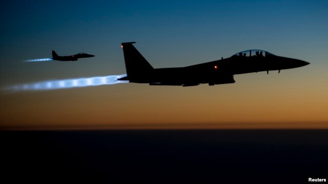 Chiến đấu cơ F-15E của Không quân Hoa Kỳ bay qua miền bắc Iraq sau khi tiến hành các cuộc không kích ở Syria, 23/9/2014.