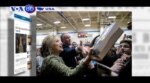 Bà Hillary Clinton đi vận động phiếu bầu tại bang Illinois (VOA60) Bà Hillary Clinton đi vận động phiếu bầu tại bang Illinois (VOA60)