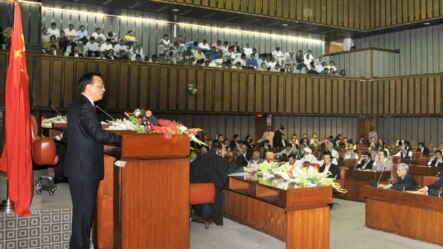 مسٹر لی پاکستانی سینیٹ سے خطاب کررہے ہیں