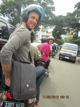 Chris Crow hobi naik ojek demi hindari kemacetan Jakarta (foto/dok: Chris Crow)