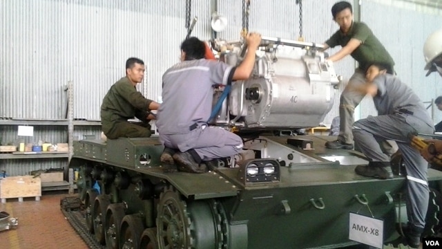 Para karyawan PT Pindad sedang menyelesaikan produksi kendaraan tempur pesanan TNI AD. (VOA/R. Teja Wulan)