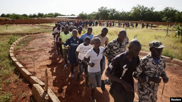 Malian women and men run during a training session at the FLN movement (North Liberation Forces) camp in Sevare, Mali, September 24, 2012.