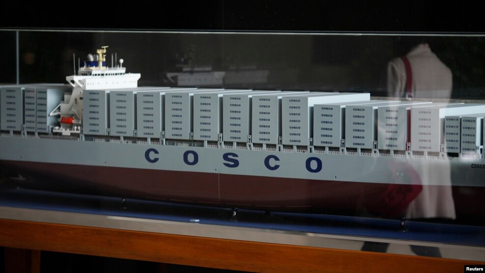 Một bản sao quy mô thu nhỏ một tàu chở hàng của hãng tàu COSCO tại trụ sở chính của công ty ở Bắc Kinh.