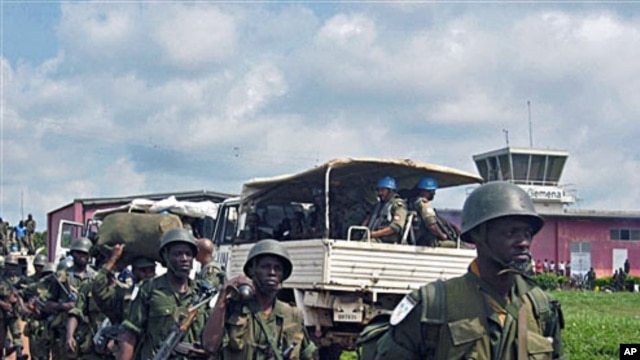UN Mission in Democratic Republic of Congno and DRC soldiers get ready to deploy from Gemena (2009 file photo)