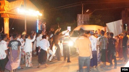 &quot;အရင္ရက္ေတြကဆုိရင္ မိတၳီလာမွာ Curfew (ညမထြက္ရအမိန္႔) ထုတ္ထားတယ္ဆို ရင္ ၁၀ နာရီေက်ာ္သြားတယ္ဆိုရင္ ဖမ္းဆီးတာေတြ၊ စစ္ေမးတာေတြ၊ အဲ့လိုေပါ့ က်ေနာ္တုိ႔ ေတြ႔ေနရတယ္။ မေန႔ကက်ေတာ့ က်ေနာ္တုိ႔ ဒီ လူစုလူေ၀းႀကီးက ၁၀ နာရီခြဲၿပီး အခ်ိန္ထိကို ရဲတပ္ဖြဲ႔က လူစုခြဲမယ္လို႔ ေျပာမထားဘူးေပါ့ေနာ္။ ဒီအတုိင္းပဲ လႊတ္ထားတဲ့&quot;