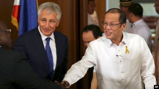 Bộ trưởng Quốc phòng Hoa Kỳ Chuck Hagel và Tổng thống Philippines Benigno Aquino III tại Phủ Chủ tịch Malacanang ở Manila, Philippines, ngày 30/8/2013.