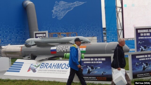 Tên lửa BrahMos của Ấn Độ trưng bày tại cuộc triển lãm hàng không vũ trụ quốc tế tại Moscow.