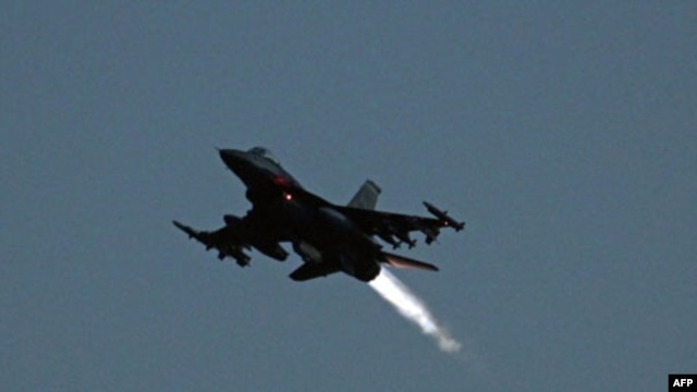 Máy bay chiến đấu F-16 cất cánh từ căn cứ không quân của NATO tại Aviano, Italia, ngày 20/3/2011 (Ảnh tư liệu)