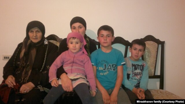 Маисат Мирзаханова с вдовой и детьми сына. Никто не садится на пустующий стул отца семейства