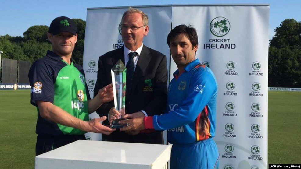 کپتان های تیم ملی کریکت افغانستان و آیرلند که جام این رقابت ها را مشترکاً صاحب شدند.