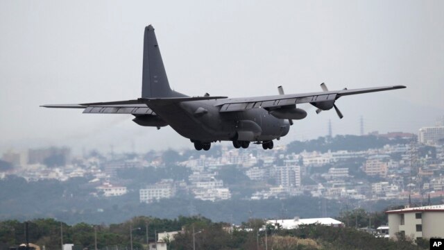 Máy bay MC130 của quân đội Mỹ chuẩn bị đáp xuống căn cứ quân sự Futenma trên đảo Okinawa, tây nam Nhật Bản.