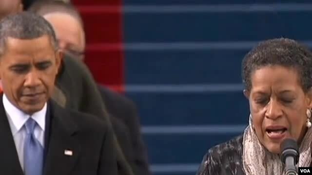 Obamaning qasamyodi kuni fuqaro huquqlari uchun kurashib jon bergan inson, Medgar Eversning rafiqasi Mirli Evers Vilyams xalq bilan yaratganga shukur aytib, duo qildi.