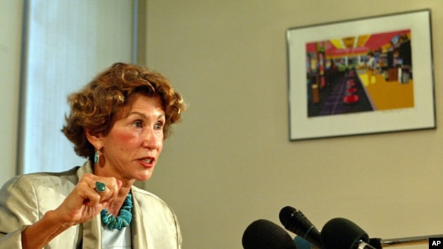 Vicki Huddleston during a news conference in Havana, September 6, 2002.