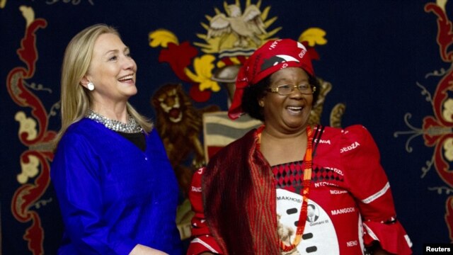U.S. Secretary of State Hillary Rodham Clinton (L) meets with Malawi’s President Joyce Banda in Lilongwe, Malawi, August. 5, 2012.