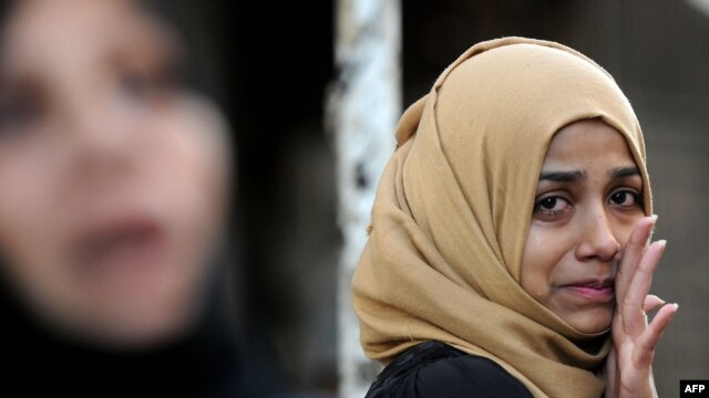 A Pakistani woman weeps as she stands at the site of a bomb blast in Karachi, March 4, 2013.