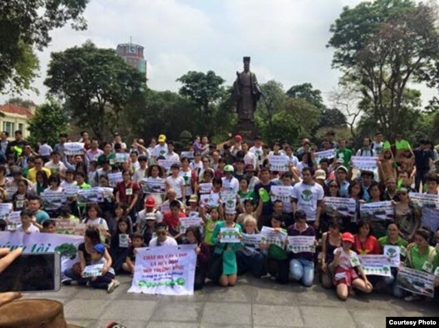 Đoàn biểu tình mặc niệm các công nhân Hà Tĩnh thiệt mạng trong vụ sập giàn giáo tại khu Formosa.