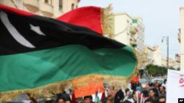Wannan hoton 'yan Libya suke zanga zanga a Bengazi, kan shugabancin sabbin mahukuntan kasar.