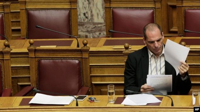 Bộ trưởng Tài chính Hy Lạp Yanis Varoufakis đọc tài liệu trong một phiên họp quốc hội ở Athens, 2/4/2015.