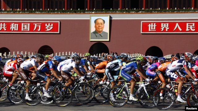 Para peserta lomba sepeda Tour of Beijing 2012 melewati portret mantan pemimpin Tiongkok Mao Zedong di Alun-Alun Tiananmen. (Foto: Dok)