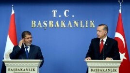 Turkey's Prime Minister Recep Tayyip Erdogan (R) and Egypt's President Mohamed Morsi are seen at a joint news conference in Ankara September 30, 2012.
