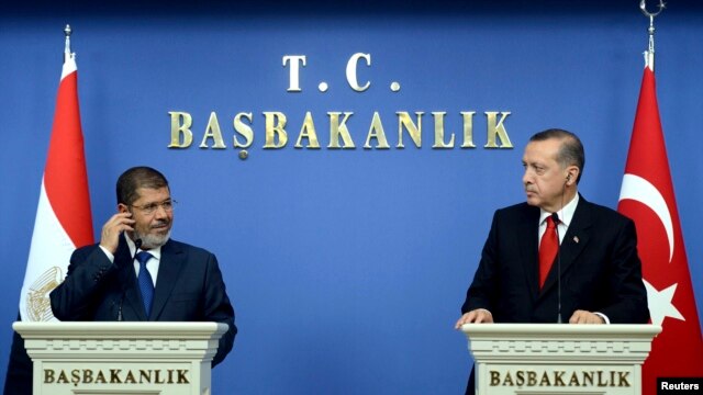 Turkey's Prime Minister Recep Tayyip Erdogan (R) and Egypt's President Mohamed Morsi are seen at a joint news conference in Ankara September 30, 2012.