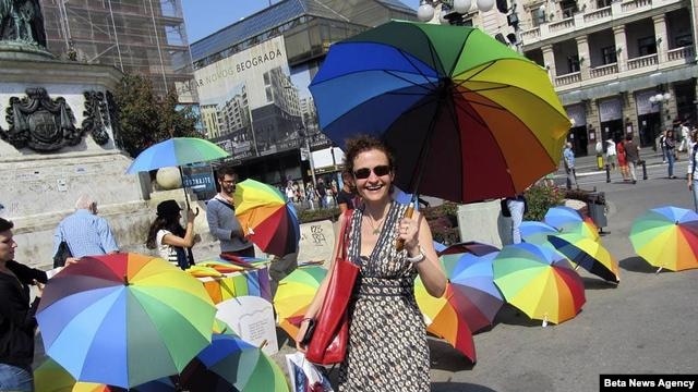 Koalicija sest LGBT organizacija iz Srbije nedavno je organizovala akciju podele kisobrana duginih boja u centru Beograda. 