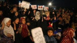 Shi'ite Muslims take part in a protest against Saturday's bomb attack, in Quetta, Pakistan, February 18, 2013.