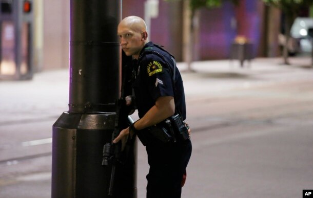 Dallas, një polic në një nga rrugët e qendrës së qytetit, 7 korrik, 2016.