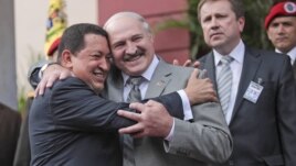 Los presidentes de Venezuela, Hugo Chávez, y Bielorrusia, Alexander Lukashenko, se abrazan en el palacio Miraflores de la capital venezolana.