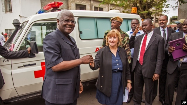 Sierra Leone's president Ernest Bai Koroma (L) is handed the keys to an ambulance by U.S. Embassy representative Kathleen FitzGibbon (C), one of five ambulances donated by the U.S., in Freetown, Sierra Leone, Sept. 10, 2014.
