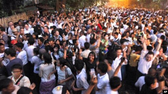 Supporters of Burma's pro-democracy leader Aung San Suu Kyi celebrate outside her home after her release from house arrest in Rangoon, 13 Nov 2010.