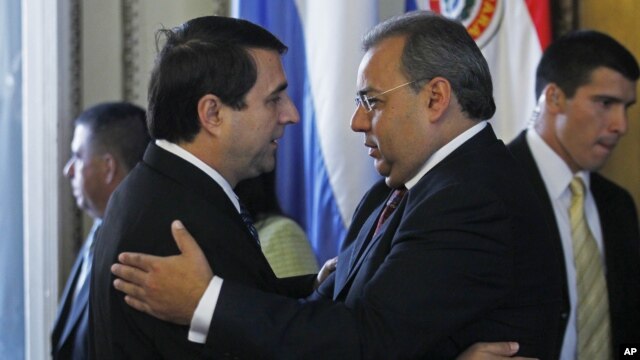 El presidente del Parlamento de Paraguay, Jorge Oviedo Matto, abraza al presidente de la república, Federico Franco, durante la toma de posesión del segundo. Oviedo denunció que un hermano de Chávez ofreció dinero a cambio del voto favorable de Paraguay p