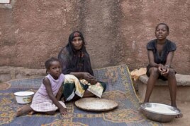 A displaced Malian woman gets ready to prepare a meal in their new home in Bamako, capital of the country. (UNHCR/H.Caux)