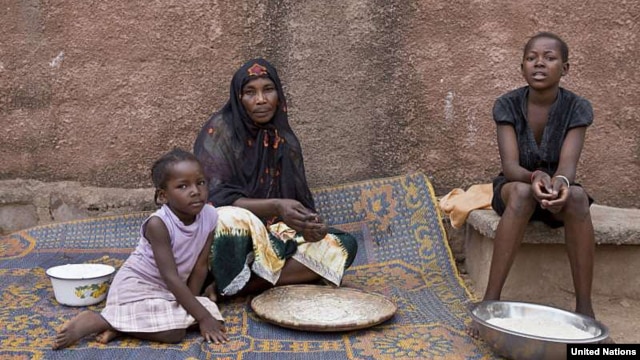 Một gia đình Mali chạy lánh cư trong thủ đô Bamako