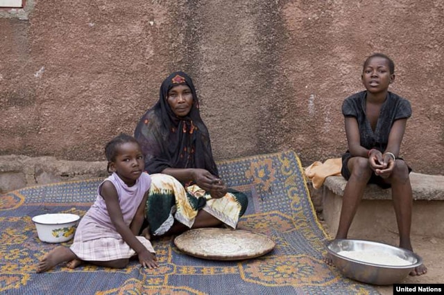 A displaced Malian woman gets ready to prepare a meal in their new home in Bamako, capital of the country. (UNHCR/H.Caux)