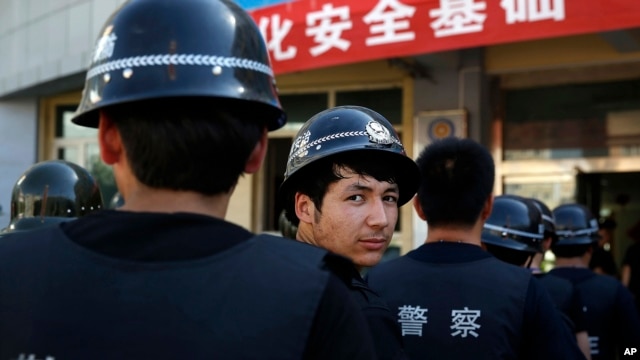 维族人骑摩托在红灯下被射杀 当地人上街抗议