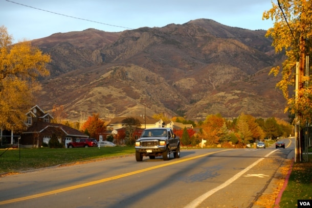 A neighborhood at the foot of a mountain in Kaysville, Utah, about a 30-minute drive north of the capital, Salt Lake City. The city is surrounded by the Wasatch mountain range on one side and the Great Salt Lake on the other. Oct. 27, 2016. (R. Taylor/VOA)