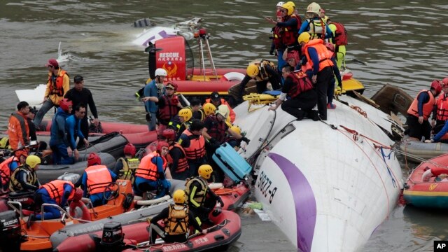 Nhân viên cứu hộ Đài Loan kéo các hành khách ra khỏi chiếc máy bay bị rơi xuống sông, ngày 4/2/2015.