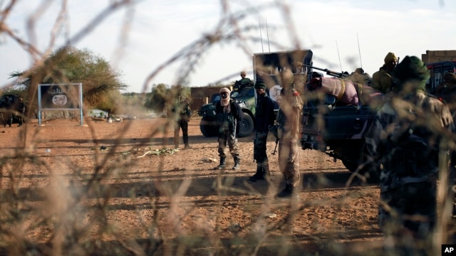 French and Malian troops man a checkpoint at the entrance of Gao, northern Mali, Feb. 11, 2013.
